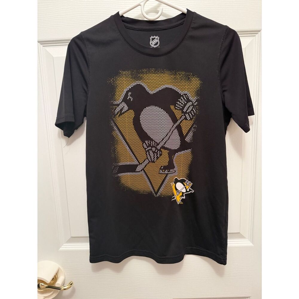 Youth boys size 14/16 NHL Black and Gold Pittsburgh Penguins Short Sleeve Tee